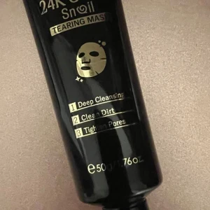 24K Gold Snail Tearing Mask - En lyxig ansiktsmask med 24K guld och snigelextrakt som erbjuder djup rengöring, avlägsnar smuts och stramar upp porerna. Perfekt för en uppfriskande hudvårdsrutin.Oanvända.