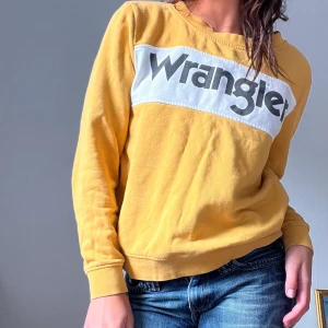 Gul sweatshirt från Wrangler - Cool gul sweatshirt från wrangler.