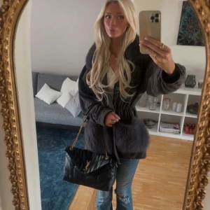 Smygg svart axelväska från Saint Laurent - Säljer min snygga svarta Toy Puffer axelväska från Saint Laurent😍 köpt på Plick för ca 1 år sedan, kan tänka mig gå ner i pris💞