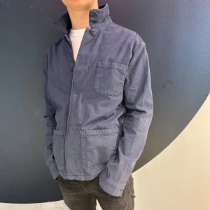 Blå overshirt, HM - Snygg blå overshirt med knappar framtill och flera praktiska fickor. Perfekt för en avslappnad stil och kan enkelt matchas med olika outfits. Sitter om S/M