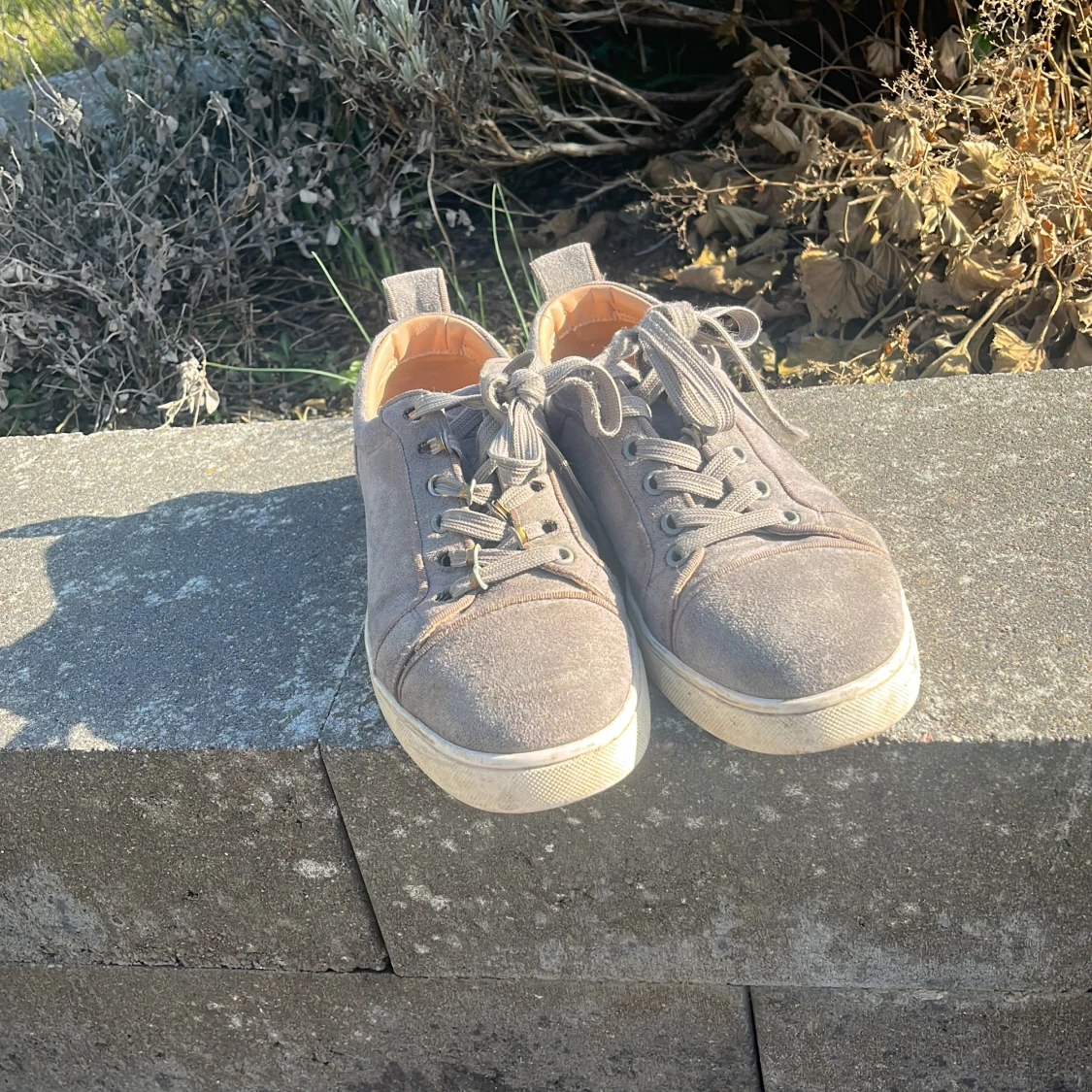 Grå sneakers med snörning - 1