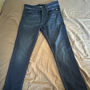 Mörkblå jeans från Replay - Snygga mörkblå jeans från Replay. Aldrig använde eftersom storleken var för stor,pris kan diskuteras.