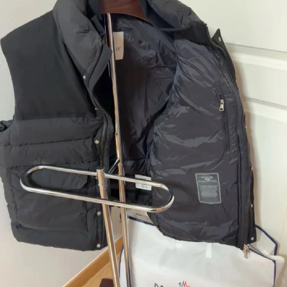 Svart dunväst från Moncler - 4