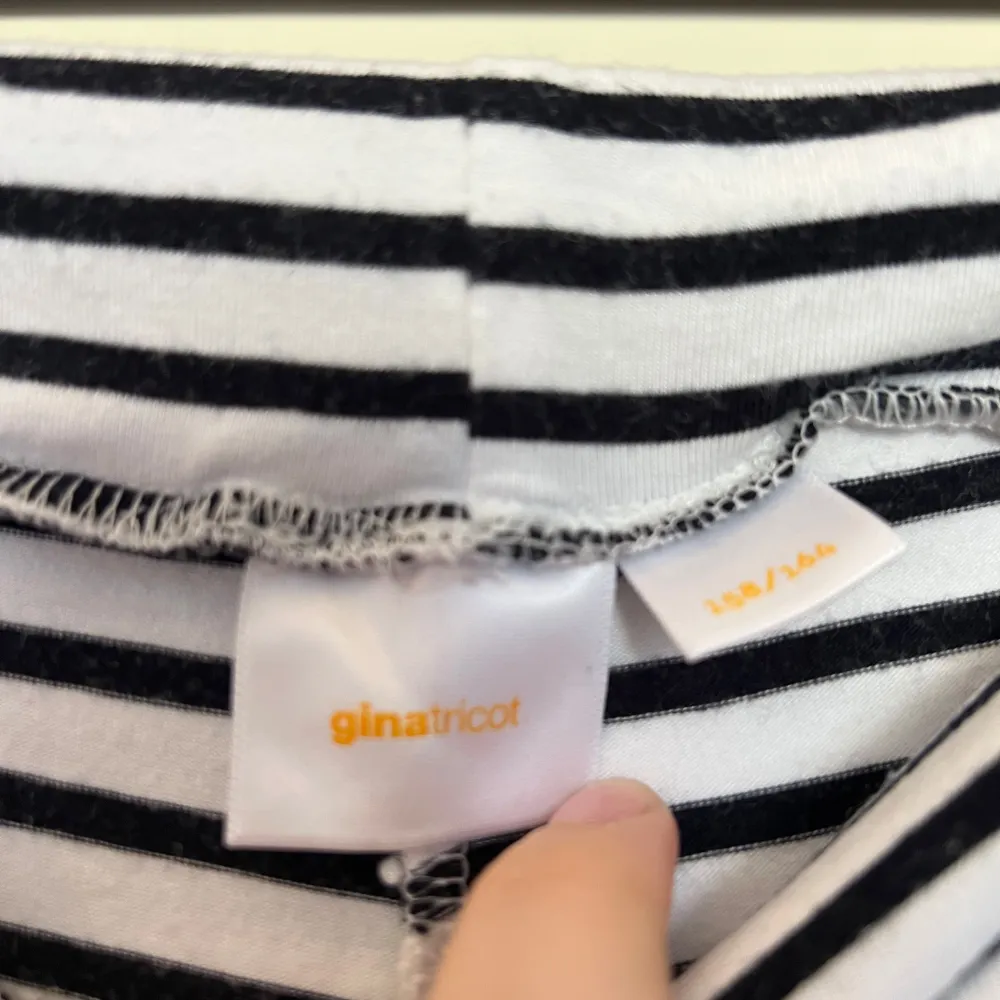 Snygga svartvita randiga shorts från Gina Tricot. Perfekta för en avslappnad stil med en elastisk midja för extra komfort. Passar bra till sommarens varma dagar. Gina Young storlek 158/164 men passar som Xs/s.. Shortsit.