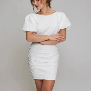 Studentklänning/ Vit kortklänning med puffärmar - Snygg vit kortklänning med puffiga kortärmar och en elegant öppen rygg. Klänningen har en åtsittande passform som framhäver figuren. Perfekt för sommarens alla tillfällen. Köpt till studenten men hittade en annan så den är helt oanvänd!