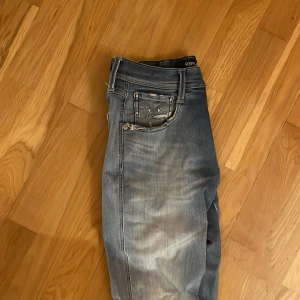 Ljusblå jeansbyxor - Feta Replay Anbass med några små slutningar här och var. Jeansen är storlek W30 L32. Hör av er om ni har frågor/ Skribbers closet