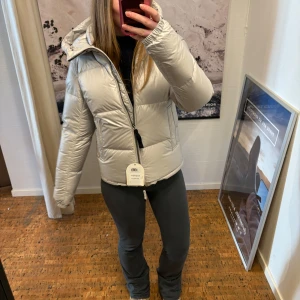 Parajumpers Regan puffer jacket knappt använd!! - !!Intressekoll!! Skitsnygg Parajumpers jacka i modellen Regan!! Storlek small och i färgen champagne!! Nypris 690€ (ca 7700kr) prislappar finns kvar! Pris kan diskuteras💕 färgen är lite  grå/silver/vit