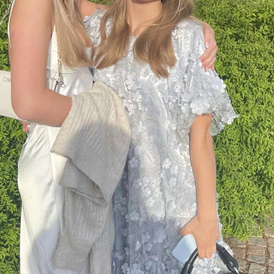 Ljusblå klänning med blommor - 2