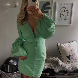 Grön klänning med blommor puffärmar adoore  - Säljer denna otroliga klänning från adoore som inte säljs längre🫶🏼 Så lyxig och fin!! Perfekt till sommarens festligheter😊 Storlek 34 endast använd en gång så toppenskick!