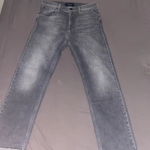 Replay jeans - Ett par snygga gråa Replay jeans som aldrig är använda innan. Nypris runt 700-1000