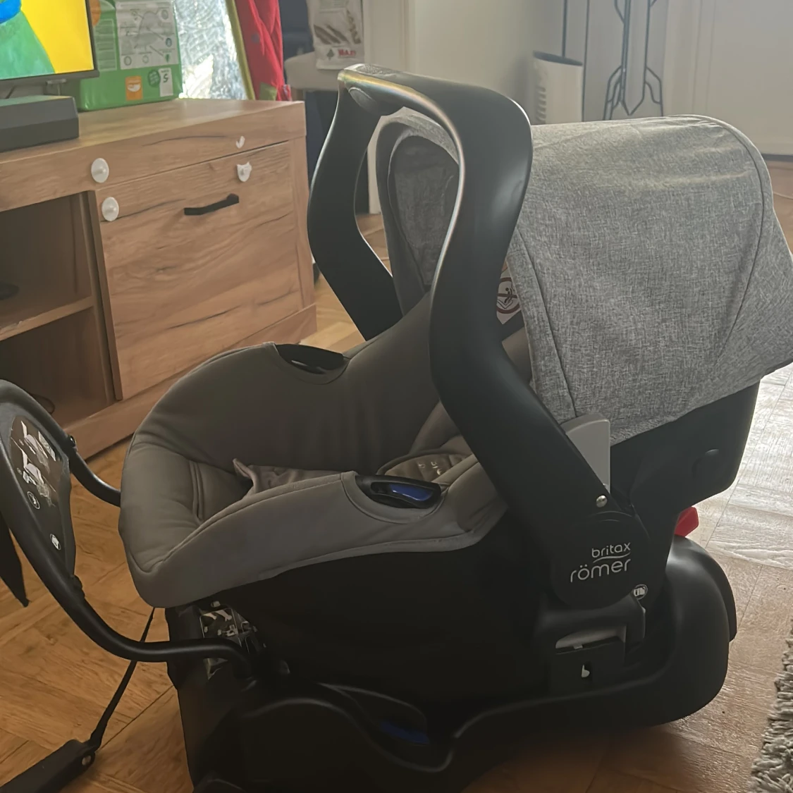 Grå bilbarnstol från Britax Römer - 1