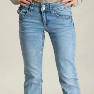 Ljusblå jeans - Snygga ljusblå jeans från Gina young med en klassisk femficksdesign och knappgylf. De har en smickrande passform och är perfekta för en avslappnad stil. Jeansen är tillverkade i ett bekvämt denimtyg. Använda Max 1 gång