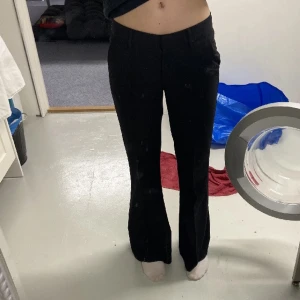 Svarta kostymbyxor från Nelly - Snygga svarta kostymbyxor med bootcut-stil. Perfekta för en look. Byxorna är bra använda en gång dom gick inte o lämna tillbaka så jag säljer dom