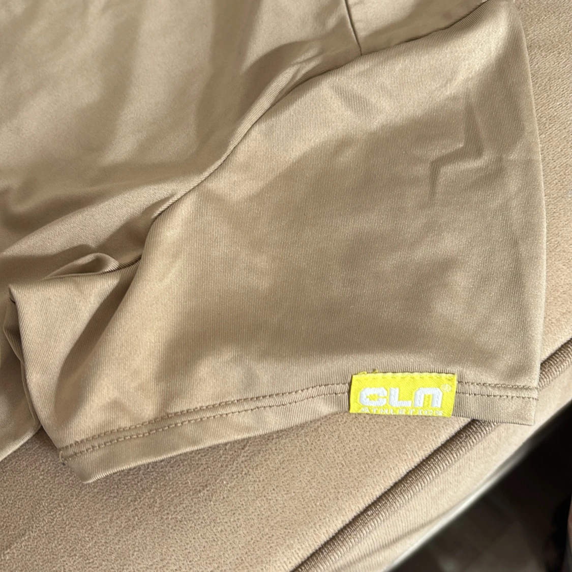 Beige träningstshirt från CLN Athletics - 2