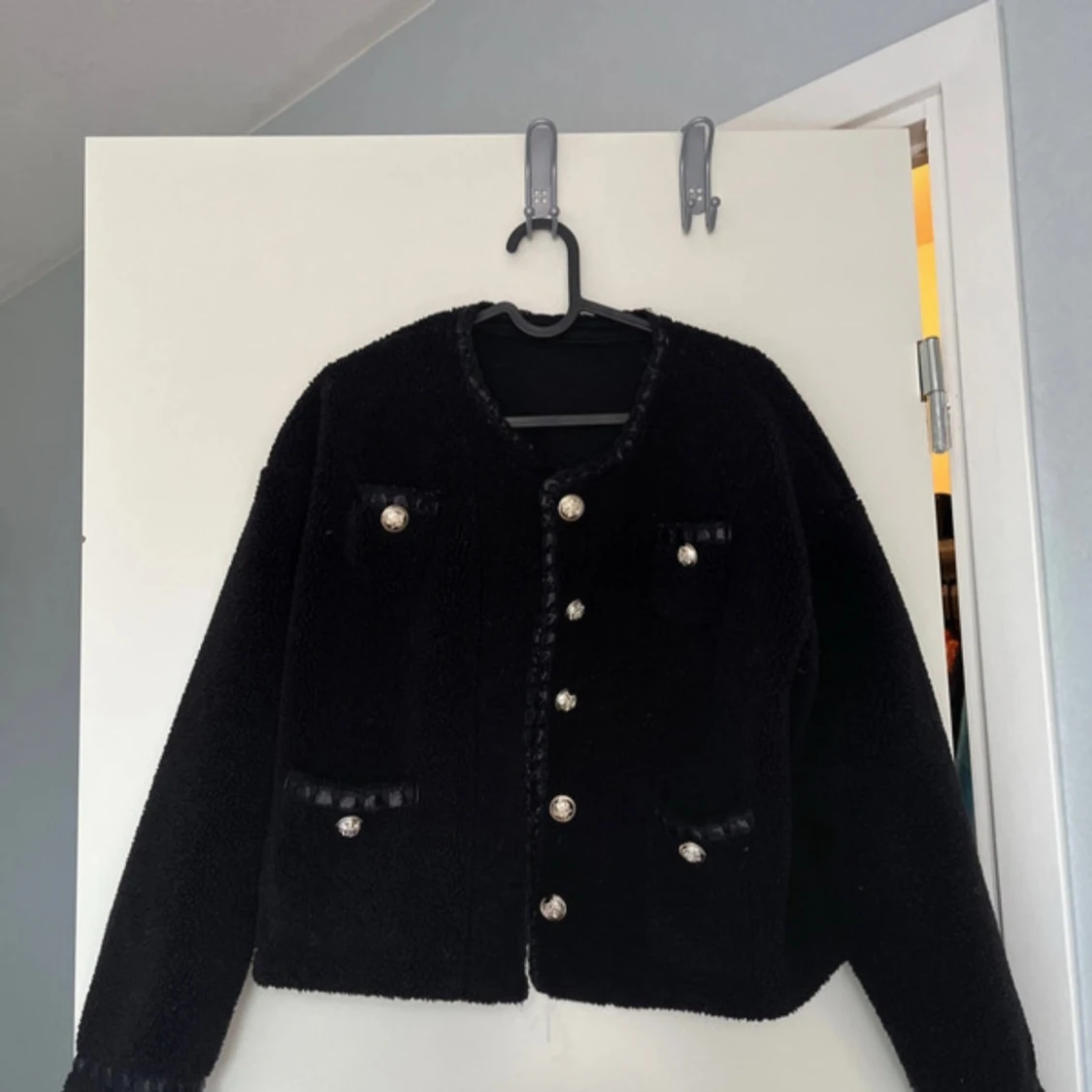 Svart jacka med knappar