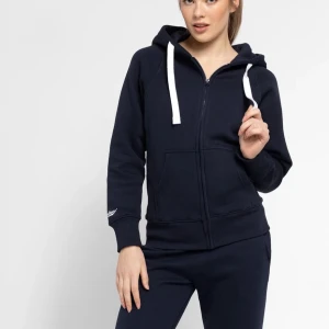 Mörkblå hoodie med dragkedja - Snygg och bekväm mörkblå hoodie med dragkedja och vita snören. Perfekt för en avslappnad stil. Den har långa ärmar och en praktisk ficka framtill. Storlek xs. tröjan är lite sliten💕