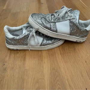 Flycrew valentino - Säljer mina glittriga flycrew valentinos som är perfekta nu till vår och sommar, se bild 4&5 för att se defekten på skorna( dem påverkar dock inte skorna)❤️ BYTER INTE