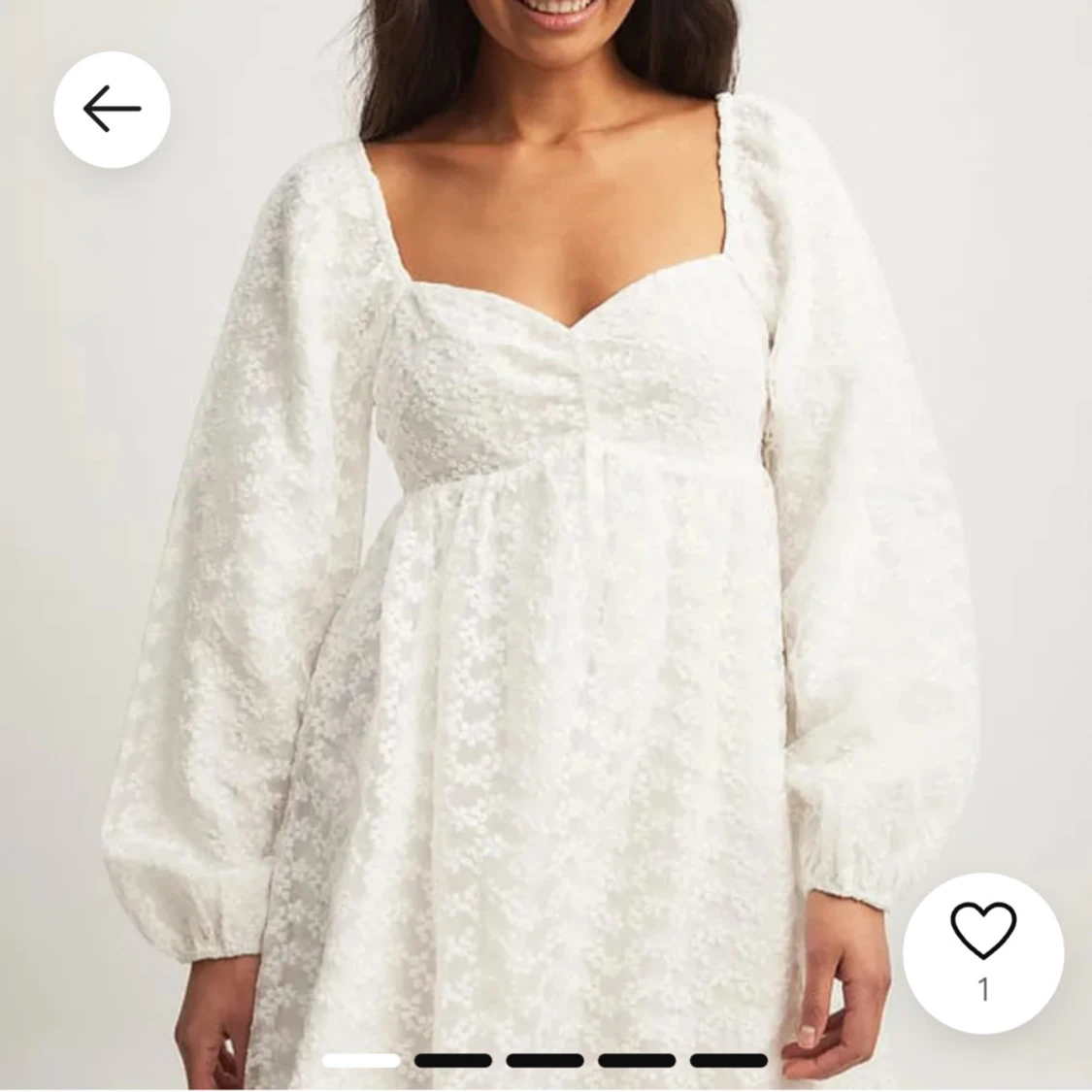 Vit blommig klänning