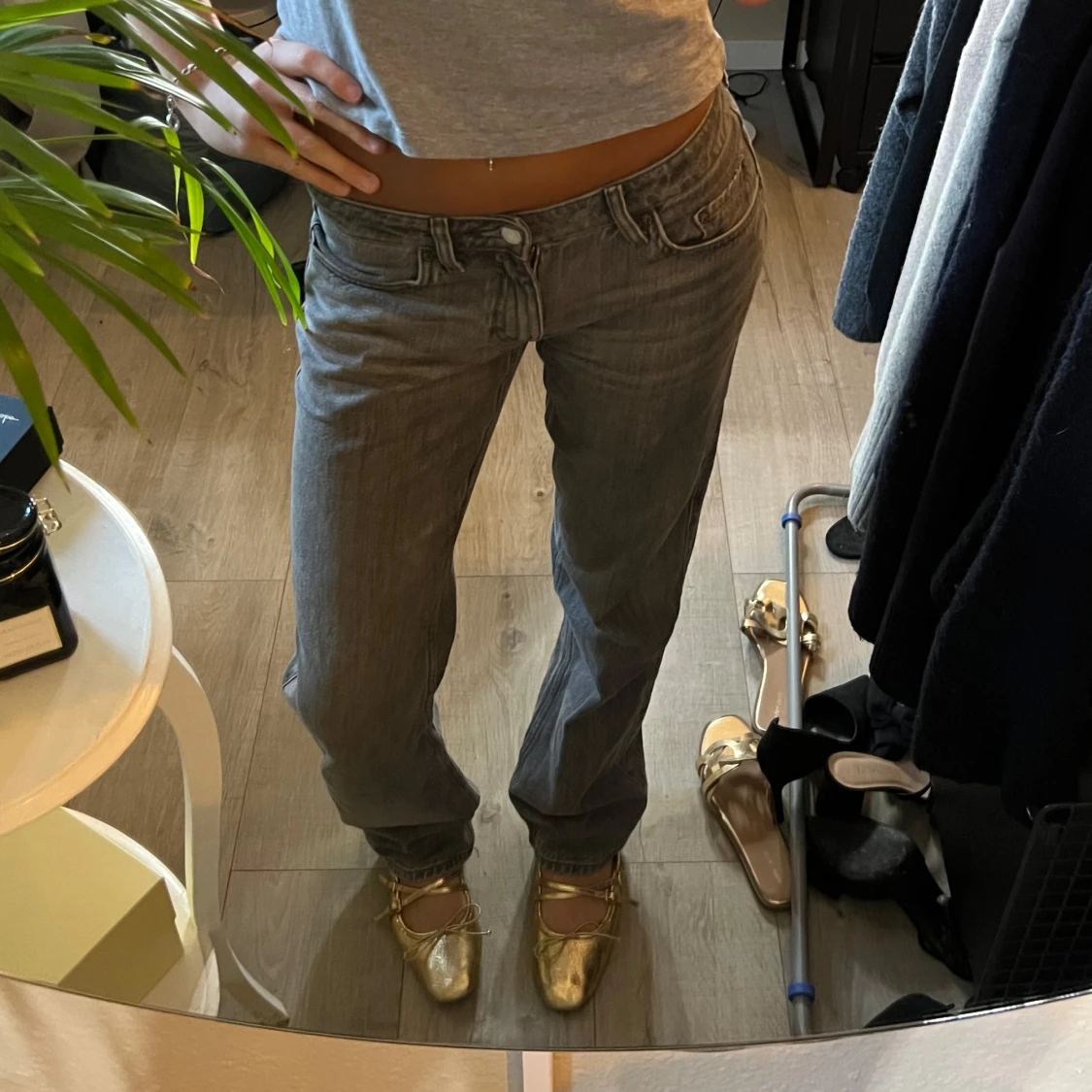 Grå lågmidjade jeans