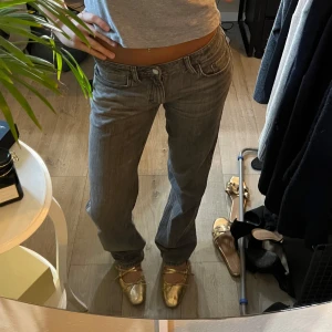 Grå lågmidjade jeans - Snygga grå jeans med låg midja och raka ben ifrån weekday i modellen Arrow.