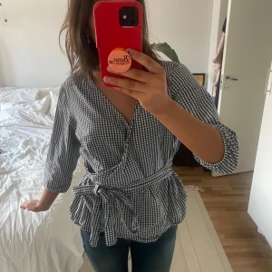 Rutig omlottblus  - Jättefin blus från Lindex, knappt använd! Jag är 170❤️