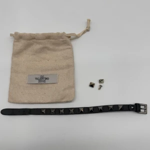 VALENTINO ARMBAND - Valentino Armband - Tillbehör: Dustbag samt extra spikar - Skick 7,5/10 - deluxecloset 