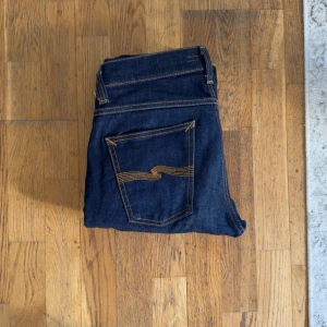 Nudie jeans 32/34 lean dean - Säljer mina nudie jeans som jag har använt 3 gånger precis. Den är endast tvättad 1 gång, raw denim material, sitter vädligt fint, slim fit (lean dean. Hör av er vid funderingar så löser vi en deal🤝