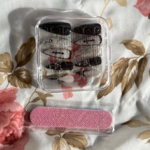 Nagelkit - Sött nagelkit med lösnaglar. Kommer i en praktisk rosa förvaringsask. Inkluderar en rosa nagelfil för enkel applicering och formning . Perfekt för speciella tillfällen.