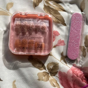 Nagelkit - Sött nagelkit med lösnaglar. Kommer i en praktisk rosa förvaringsask. Inkluderar en rosa nagelfil för enkel applicering och formning . Perfekt för speciella tillfällen.