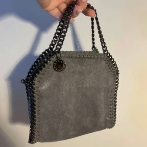 Stella MCcartney - Hej, jag säljer min fina stellamccartney väska som köptes för ca tre månader sedan. Det är i nyskick och har inga defekter. Jag säljer den nu för att jag köpt en annan väska som jag använder. Skriv gärna till mig vid frågar, pris går att diskutera vid snabbt köp❤️