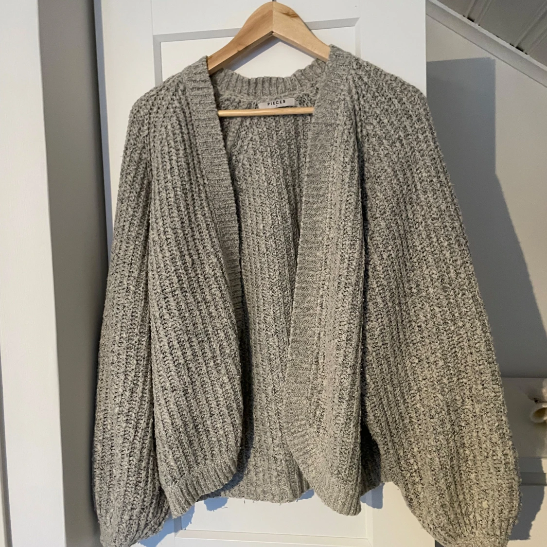 Grå stickad kofta från Pieces