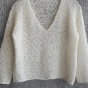 Vit stickad tröja med v-ringning - Märkeströja ifrån MSCH Copenhagen i Mohair och i Ull. Jättefin och i fint skick. Är I strl XS-S så passar båda.