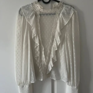 Vit blus Zara  - En vit blus från Zara med volanger, använd några gånger men fortfarande väldigt bra skick, säljer pga för liten💕