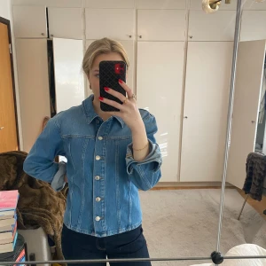 Blå jeansjacka - Jeans tröja från nakd 