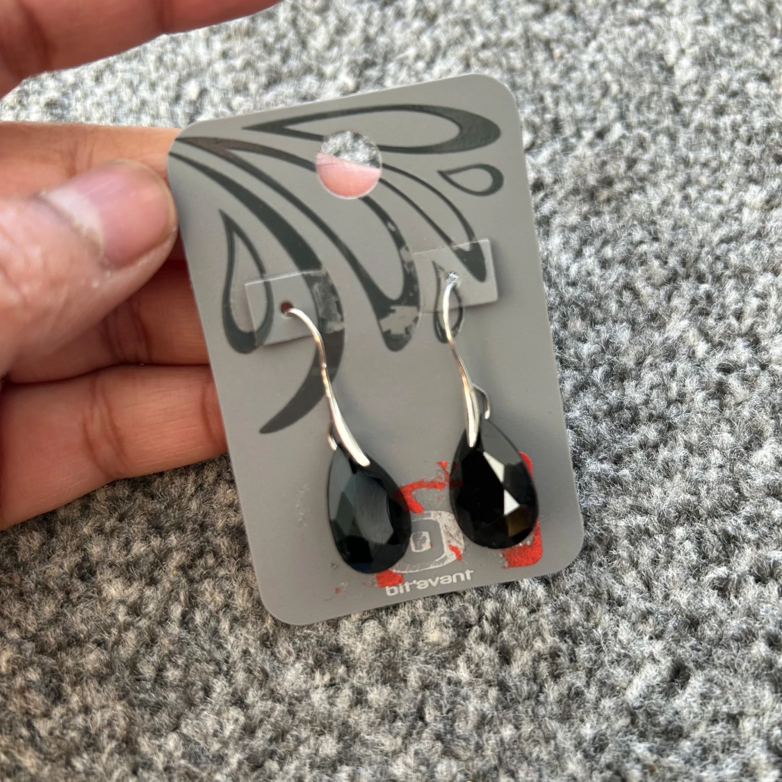 Svarta droppformade örhängen