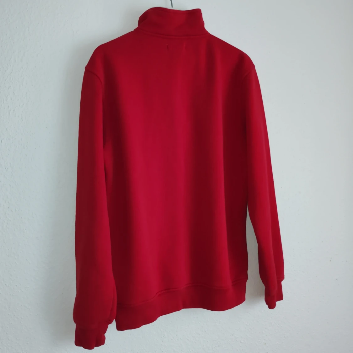 Röd fleece tröja från Dressmann - 1