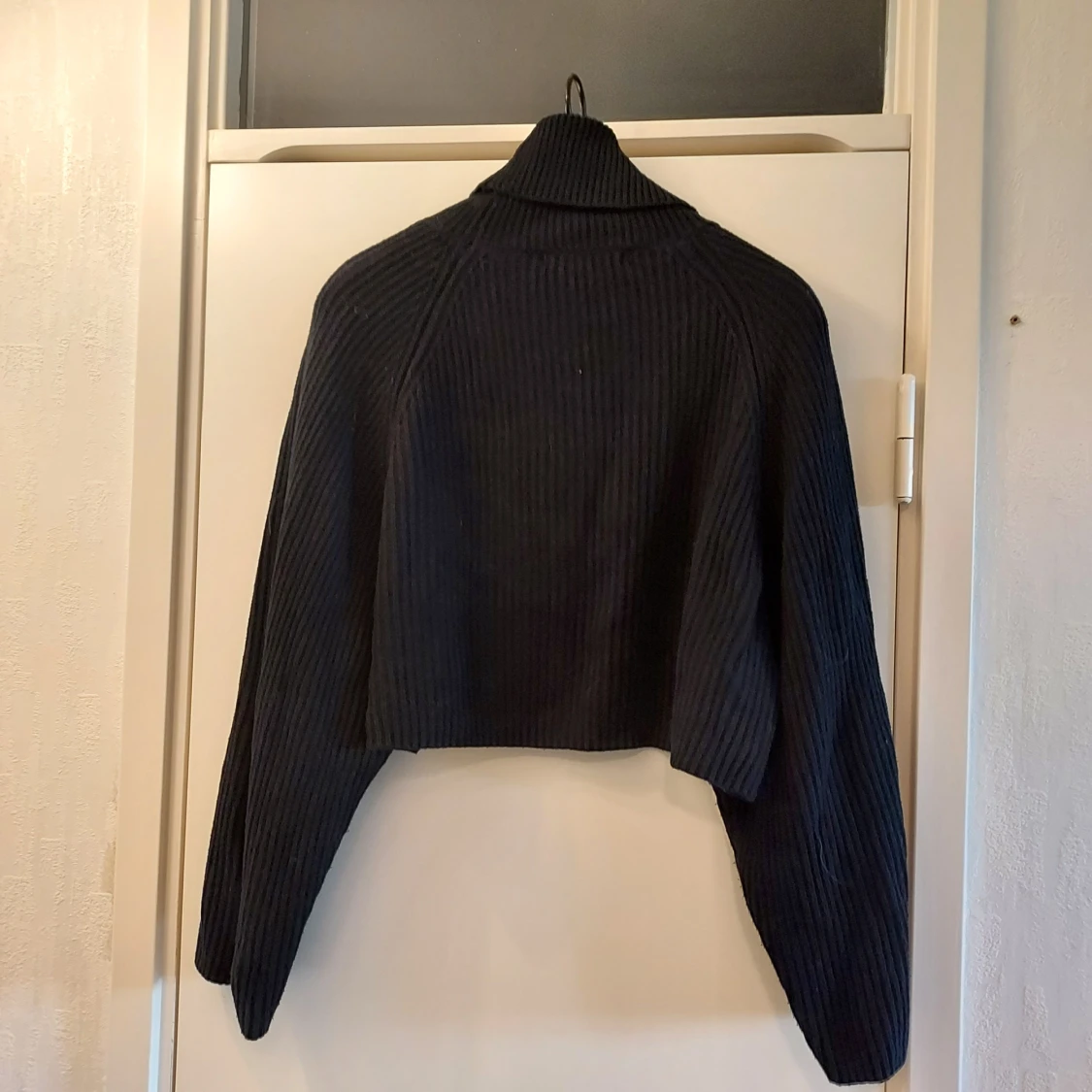 Svart ribbad polotröja från BikBok - 1