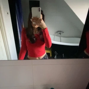 Röd croppad topp - Säljer en snygg röd croppad topp med långa ärmar. Perfekt för att ge en färgklick till din outfit. Passar bra till både jeans och kjol.