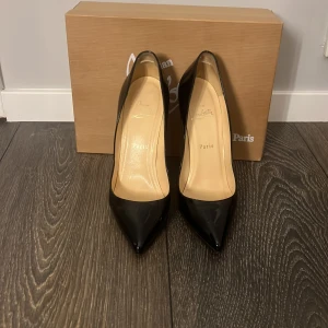 Svarta pumps med röd sula - Eleganta svarta pumps från Christian Louboutin med ikonisk röd sula. Skorna har en spetsig tå och hög klack, köpte dom här på plick men tyvärr är dem för stora. Lite slitna undertill som ni kan se på bilden annars jätte bra skick. Köpte dom för 5000kr men pris kan diskuteras 
