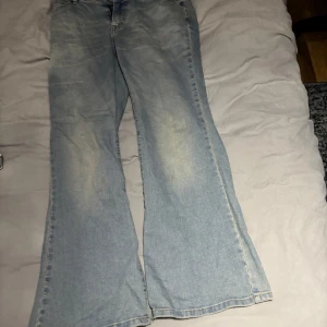 Ljusblå jeans med utsvängda ben - Snygga ljusblå jeans med en avslappnad och trendig bootcut-stil. De har en klassisk femficksdesign och en bekväm passform. Perfekta för en casual look.