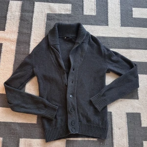 Stickad cardigan från WE - En stickad cardigan från märket WE, storlek s och i väldigt fint skick! Bara använd ett få par gånger. Tröjan är gjord av 100% bomull o känns riktigt nice