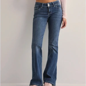 Nelly jeans  - Mörkblåa jeans ifrån Nelly, är uppsprttade lägst ner för att få dom längre. Skriv för bild 