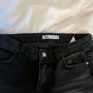 Svarta jeans från Zara - Säljer dessa lågmidjade jeans ifrån Zara då de är för små
