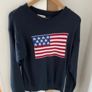 USA flagge tröja  - USA flagge tröja från design by si💕 den är helt oanvänd och har lappen kvar💗säljer den för att jag inte har fått användning av den! 