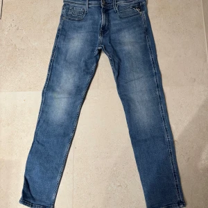 Blå jeans från Replay med gräsfläck på knät. - Tjena! Säljer nu dessa Replay anbass jeans med en gräsfläck på knät. Skicket är 7/10 men inga vidare defekter om man utser knät. Varför jag säljer dessa är för att de är försmå och ligger bara och tar plats i garderoben! Hör av vid funderingar😁
