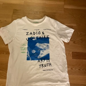 Vit t-shirt från Zadig & Voltaire - Säljer min Zadig & Voltaire tröja då den inte är min stil längre och knappt använd🙏🏼pris går även att diskuteras då jag vill bli av med den snabbt