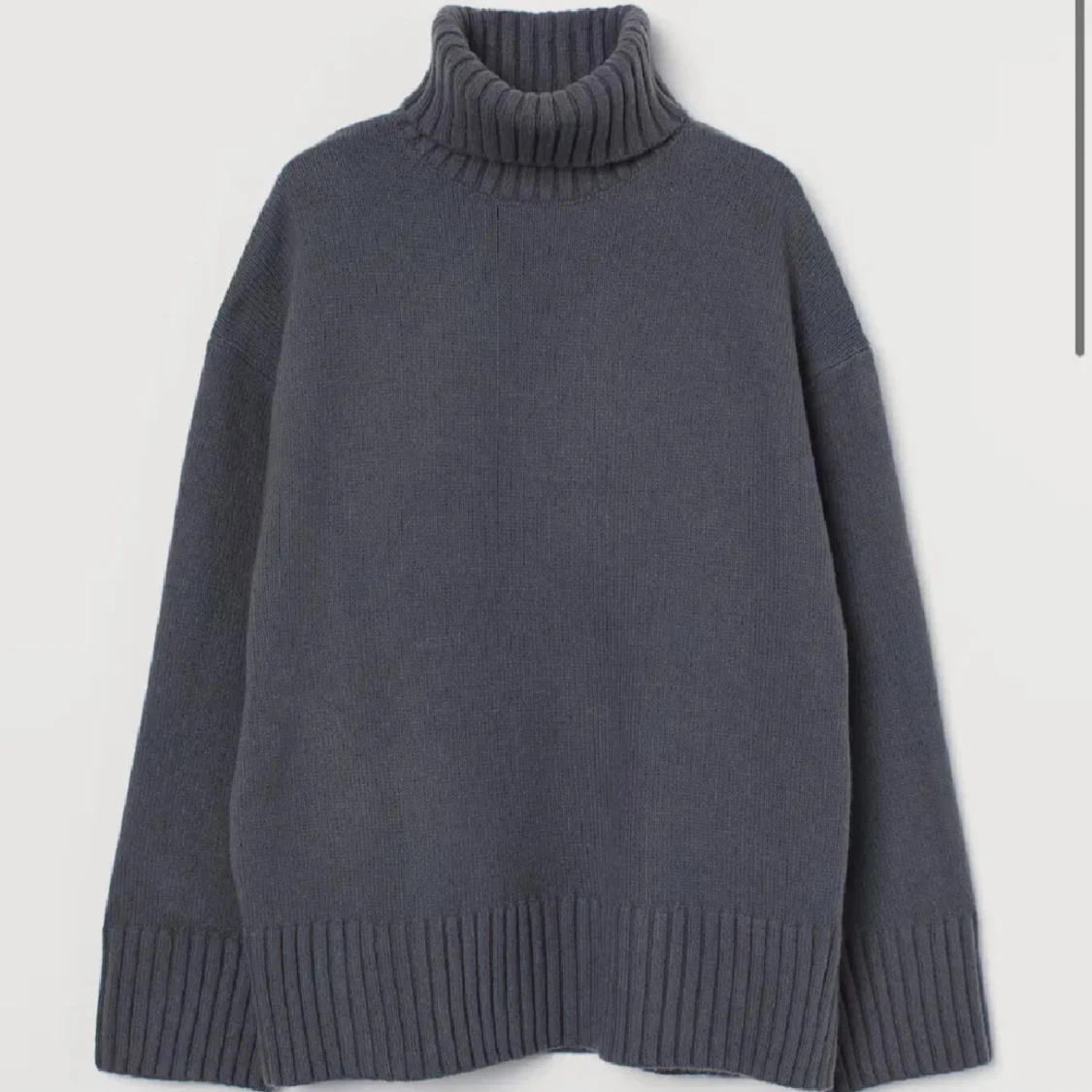 Mörkgrå stickad polotröja
