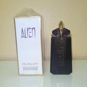 Mugler - Alien EDP (splitt) - Viral parfym. Detta är en av de mest populära dofterna från Mugler. Fylls på i 2 ml spray-flaska (glas).   🚭 100% rökfritt och djurfritt hem.  
