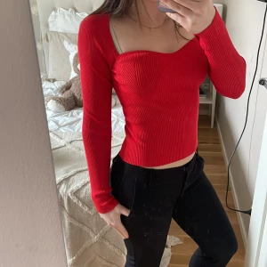 Röd ribbad topp från Gina Tricot - Säljer en snygg röd ribbad topp från Gina Tricot. Toppen har långa ärmar och en smickrande passform med en hjärtformad halsringning. Säljer då den inte kommer till användning❤️