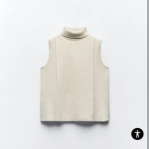 Beige ärmlös polotopp - Jättesnygg trendig top från Zara som inte säljs längre. Så fin men lite för stor för mig tyvärr. Jag har den i beige/vit som ni ser på bild 1💕